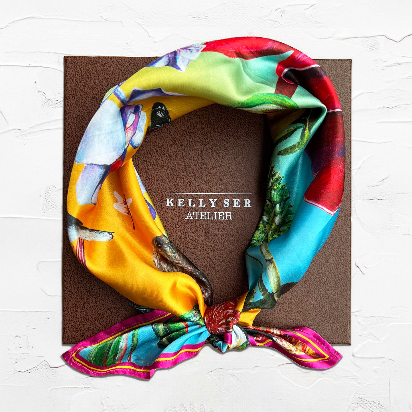 #singaporeart #singaporeartscarf #singaporescarf #singaporecorporategift #singporepremiumgift #uniquesingaporeart #singaporefemalegift #artscarves #corporategifting #customisedsingaporegift